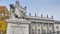 Statur vor einer Universität in Deutschland