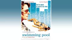Bildbeschreibung: Filmplakat "Swimming Pool". Eine Frau liegt im Bikini am Pool. Eine andere mit Sonnenbrille ist im Profil zu sehen.