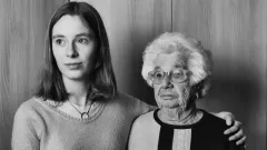 junge Frau mit ihrer Großmutter auf einem schwarz-weiß Bild