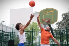 Deux hommes qui font du Basketball