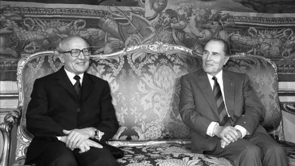 Bundesarchiv_Bild_183-1988-0108-059,_Paris,_Besuch_Erich_Honecker,_Mitterrand