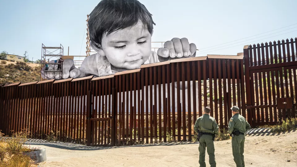 JR,Giants, Kikito and the Border Patrol, Tecate, Mexico–U.S.A., 2017 Installationsansicht. Wheat-paste Poster. © JR-ART.NET