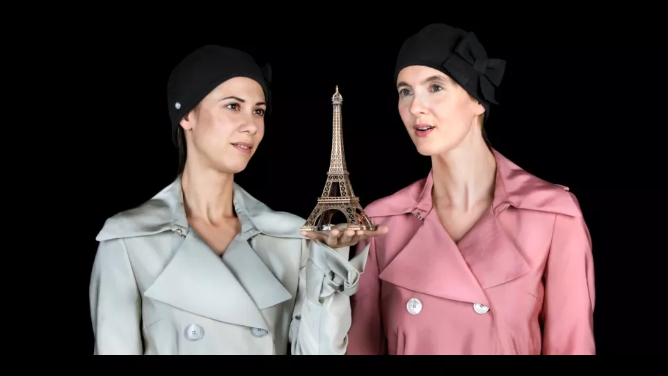 Olivia Trummer und Marit Beyer stehen nebeneinander. Eine hält einen Eiffelturm in der Hand.