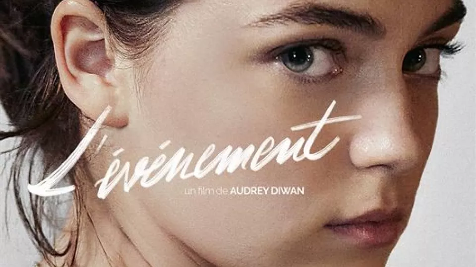 französisches Filmplakat von L'èvènement. Gesicht von Hauptdarstellerin im Profil.