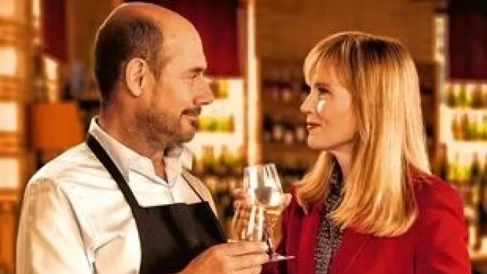 Französisches Filmplakat Weinprobe für Anfänger. "La dégustation". Jacques (links) und Hortense (rechts) schauen sich in die Augen und stoßen mit einem Glas Wein an.
