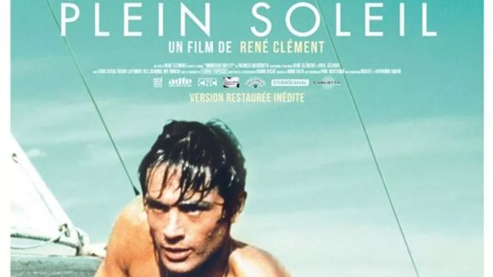 französisches Filmplakat Nur die Sonne war Zeuge. Plein soleil. Mann auf Segelboot hinterm Steuer.