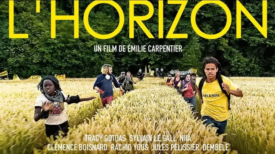 Filmplakat L'Horizon. Gruppe an jungen Menschen rennt durchs Kornfeld und wird von der Polizei verfolgt.