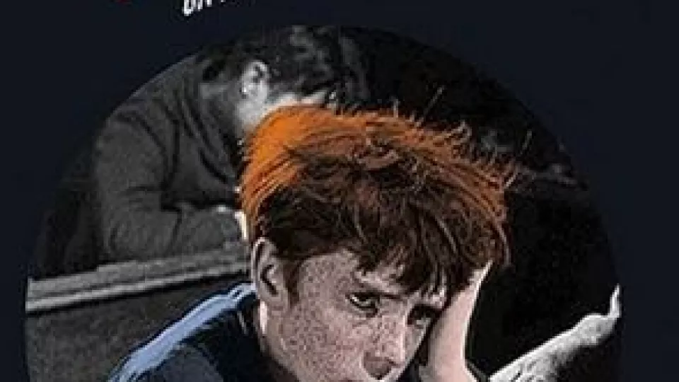 Französisches Filmplakat Poil de carotte. Junge auf der Schulbank sitzend stützt den Kopf auf eine Hand.