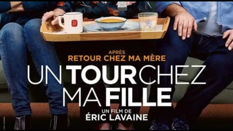 Französisches Filmplakat: Un Tour chez ma fille. Mutter sitzt zwischen Tochter und Schwiegersohn.