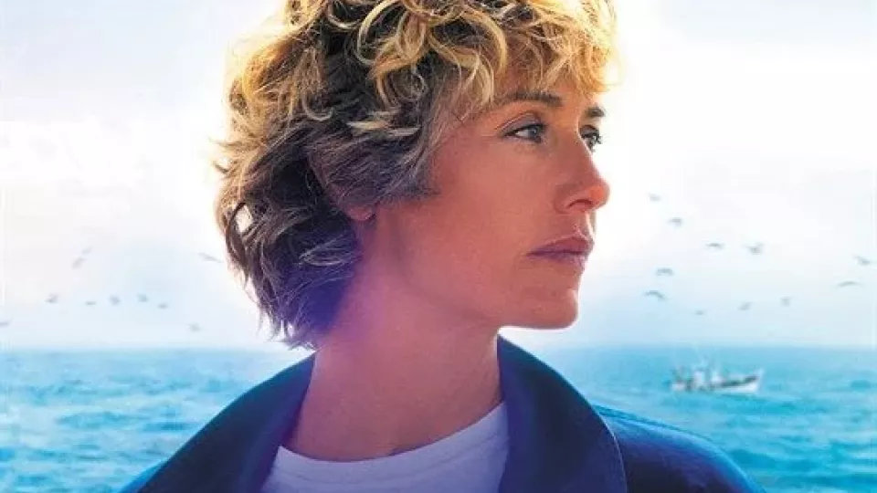 Bildbeschreibung: Das Filmplakat &quot;La Passagère&quot; zeigt ein Portrait der Hauptdarstellerin, die nach rechts guckt. Im Hintergrund ist das Meer zu sehen.