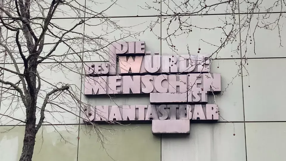 Die Würde des Menschen ist unantastbar auf einem Gebäude in Frankfurt